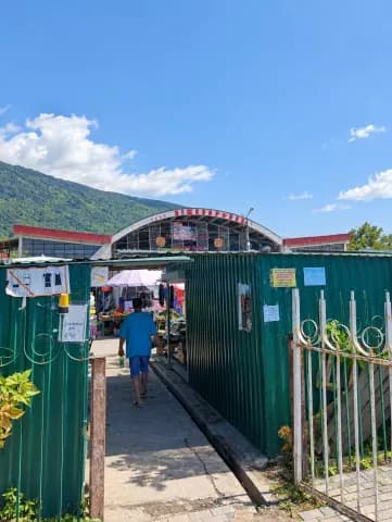 Вход на центральный рынок Гагры