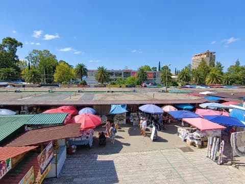 Общий вид на палатки рынка в Гагре