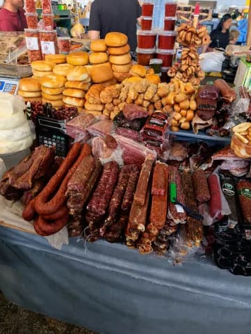 Колбасы и копченое мясо на центральном рынке Гагры